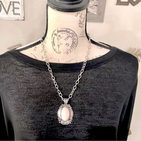 White hooper Hollow Necklace - Picture 2 of 2